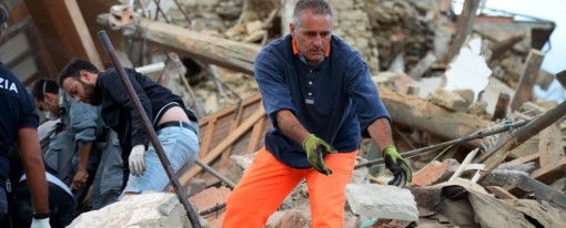 Terremoto di magnitudo 6.0 devasta il centro Italia: morti. Il sindaco di Amatrice: “Il paese non c’è più”. Due bimbi salvati a Pescara del Tronto